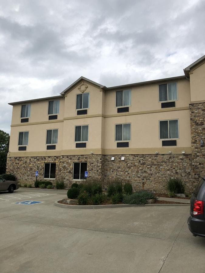 Countryview Inn & Suites Robinson Exterior photo
