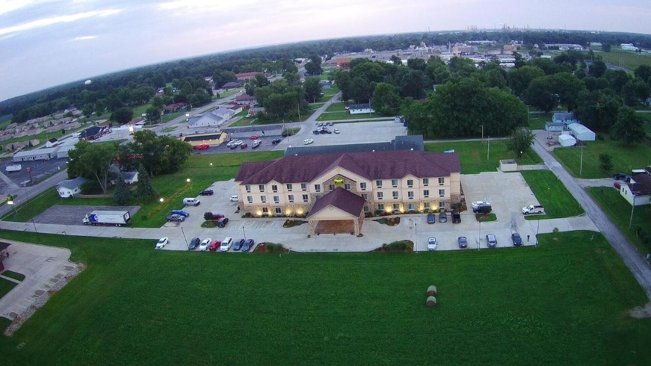 Countryview Inn & Suites Robinson Exterior photo
